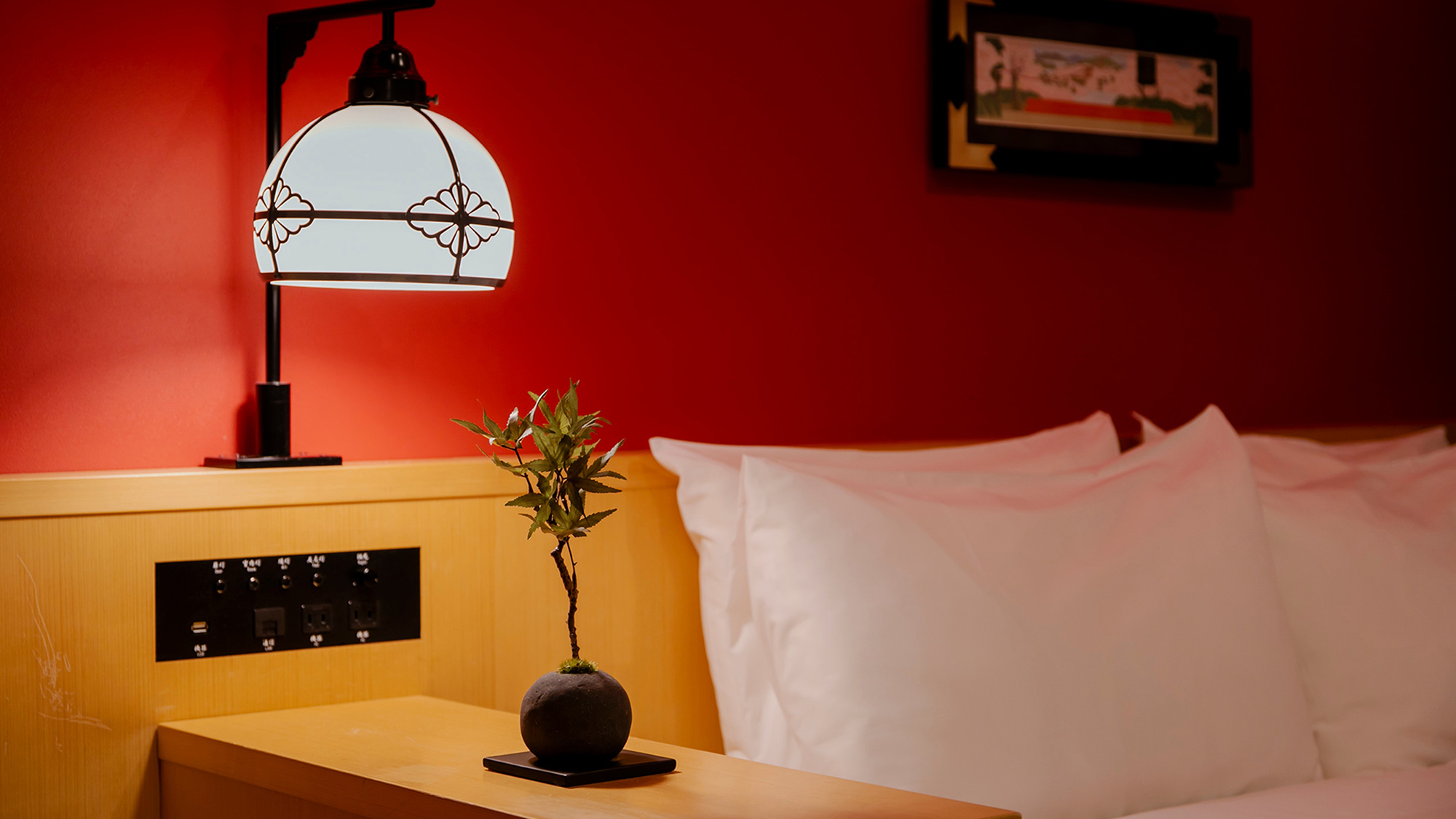 【歌舞伎ルーム‐桜】南座でも採用されているアールデコ様式の照明。 (C) SHOCHIKU