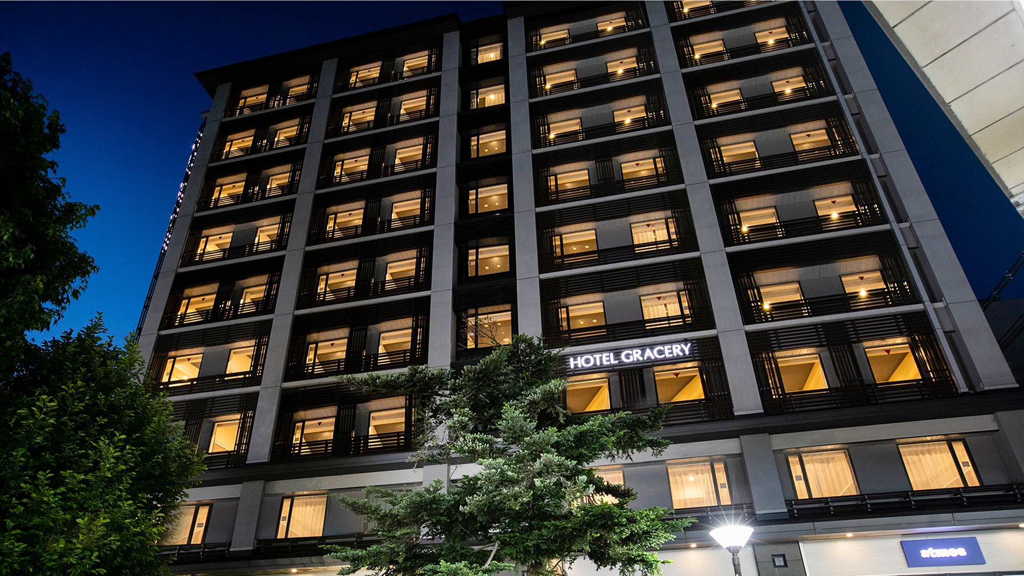 北館1階はコンビニ併設、買い物も観光もすぐに楽しめる便利な立地