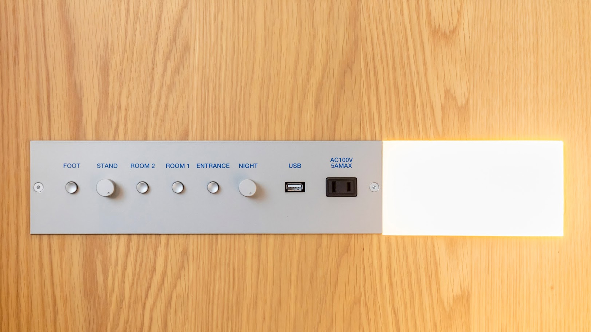 ベッドサイドコンセント・USB完備