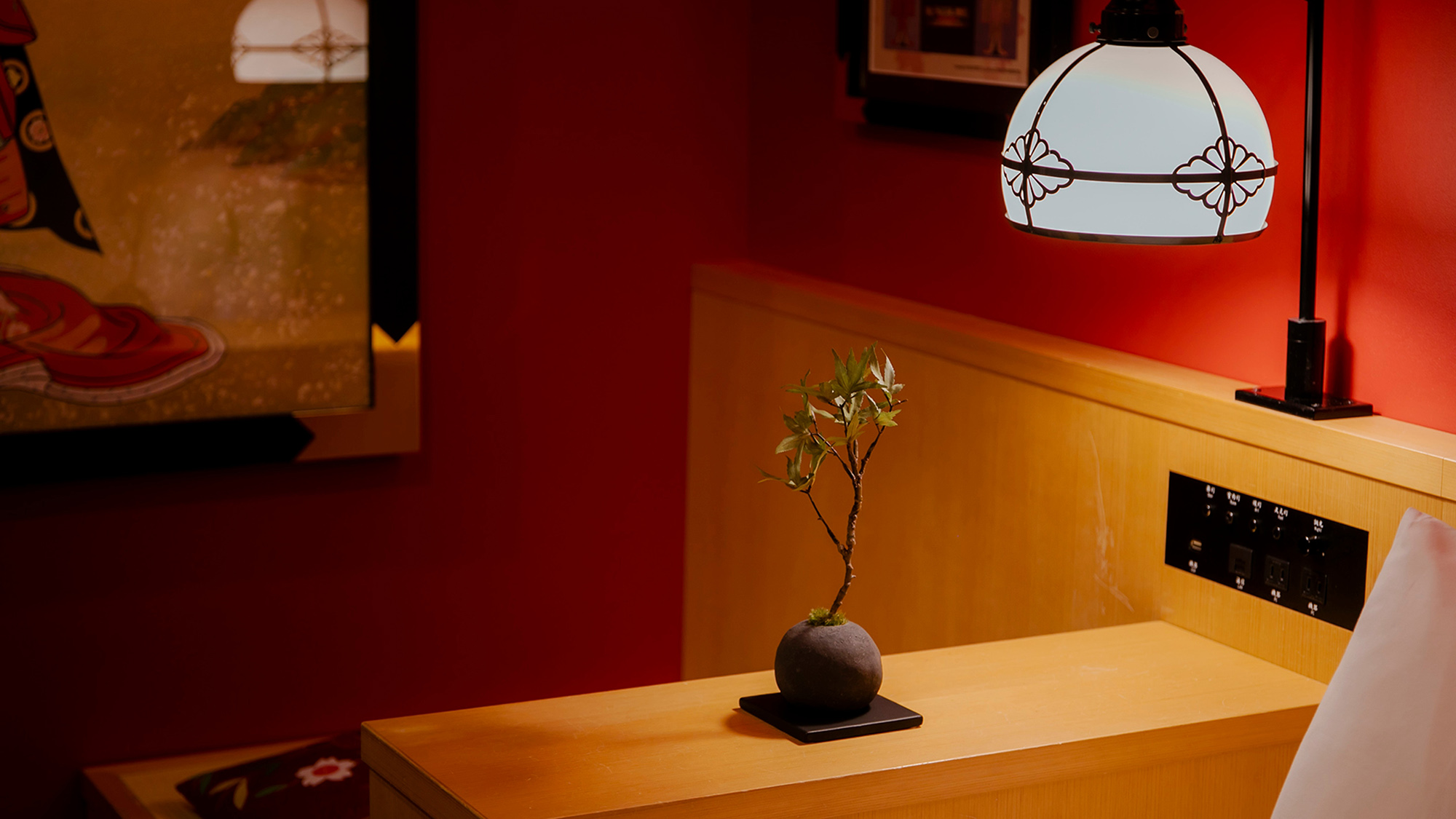 【歌舞伎ルーム‐桜】南座でも採用されているアールデコ様式の照明。 (C) SHOCHIKU