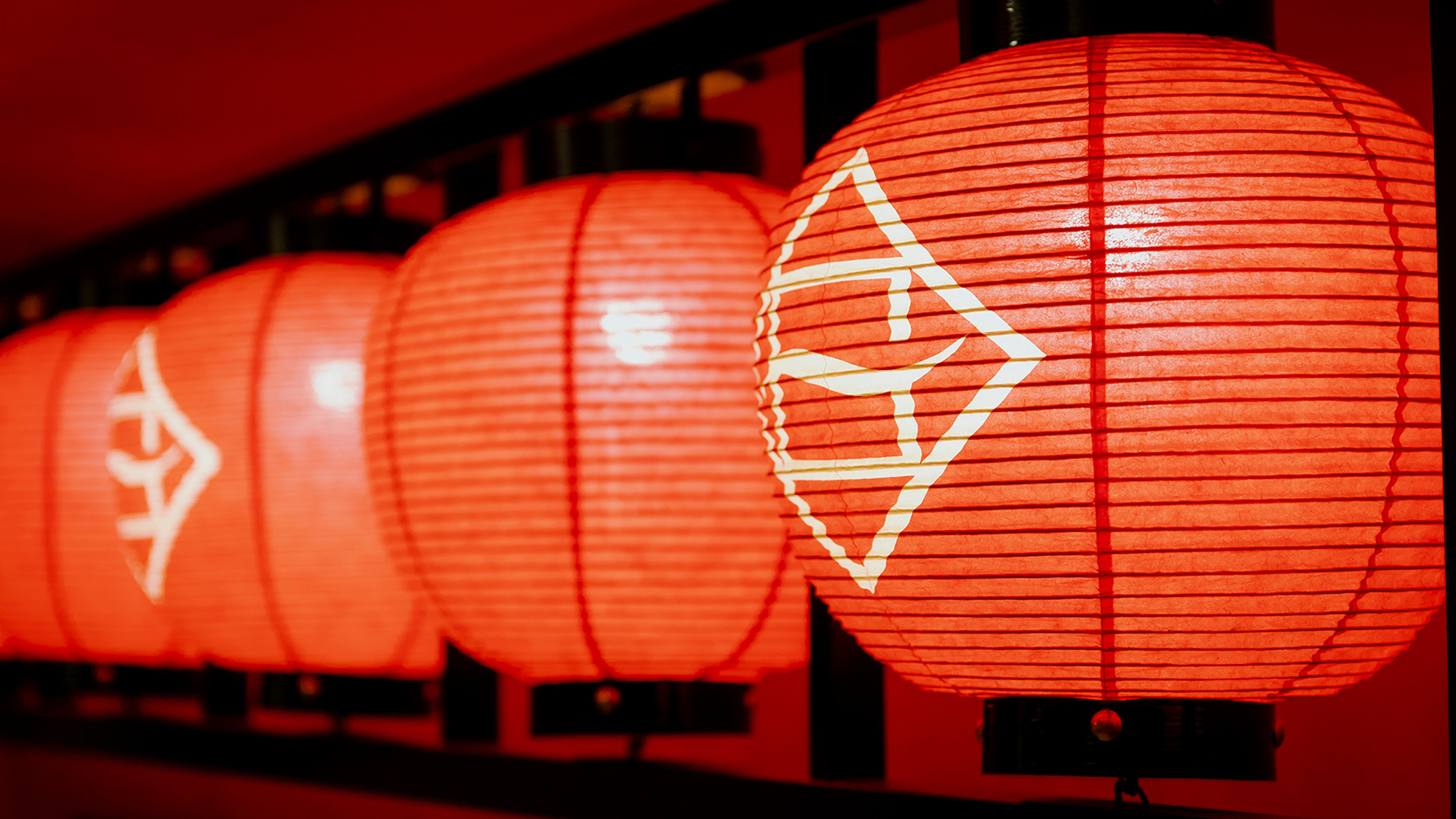 【歌舞伎ルーム‐桜】提灯が照らす空間 (C) SHOCHIKU