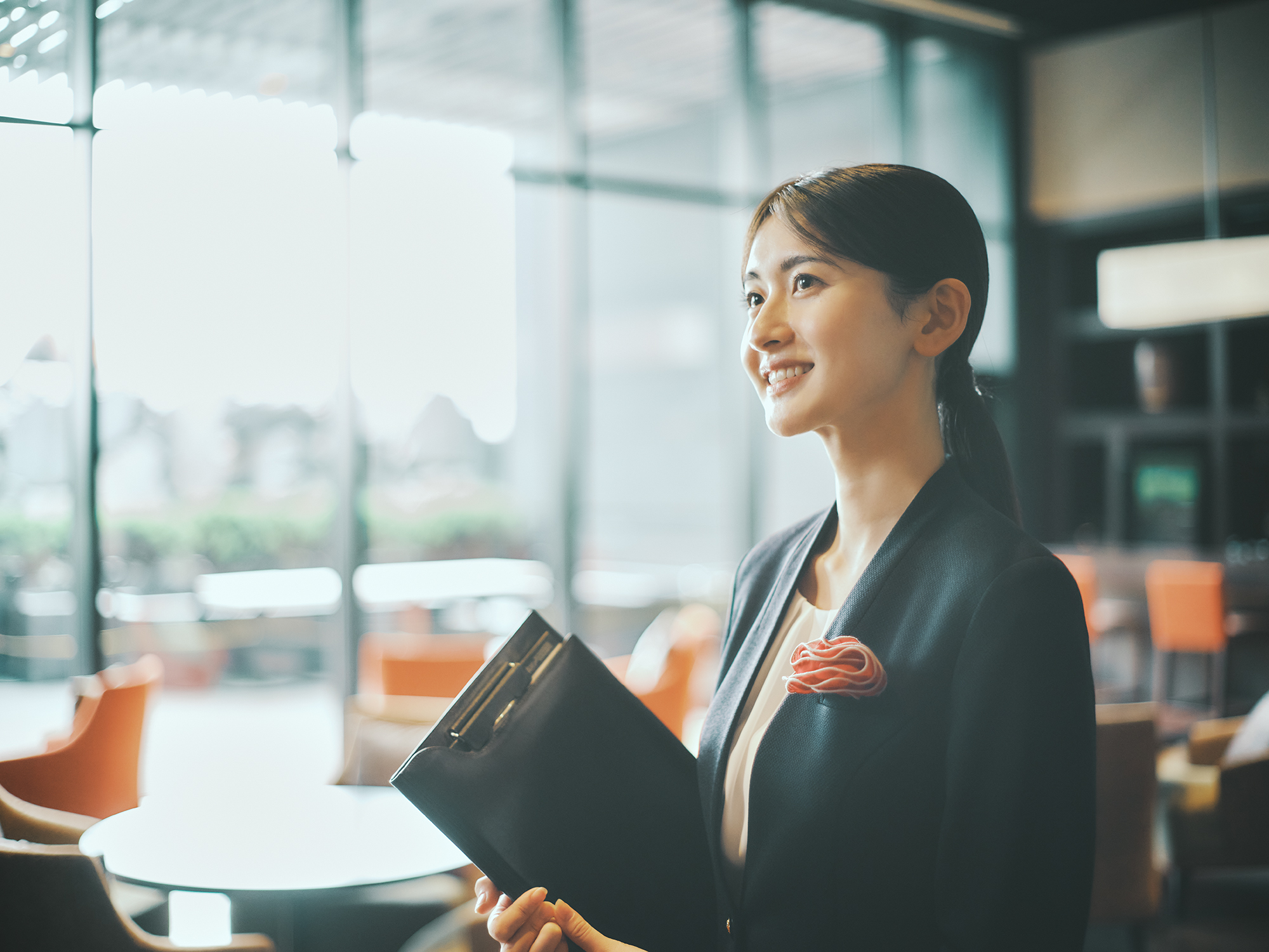 宿泊者をもてなすスタッフのイメージ