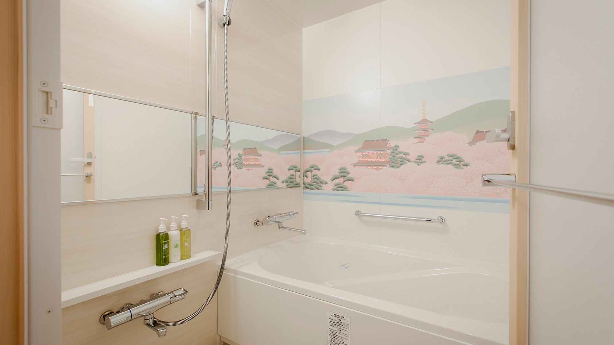 【歌舞伎ルーム‐桜】鏡にうつり、まるで満開の桜に囲まれたようなバスルーム (C) SHOCHIKU