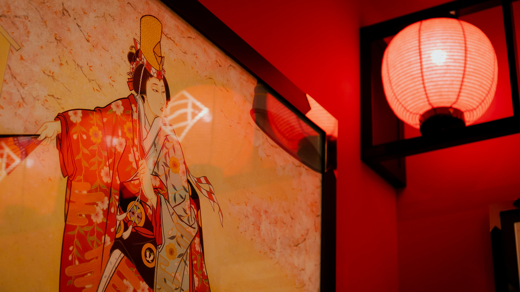 【歌舞伎ルーム‐桜】「京鹿子娘道成寺」の豊かな色彩美を感じる空間です。(C) SHOCHIKU