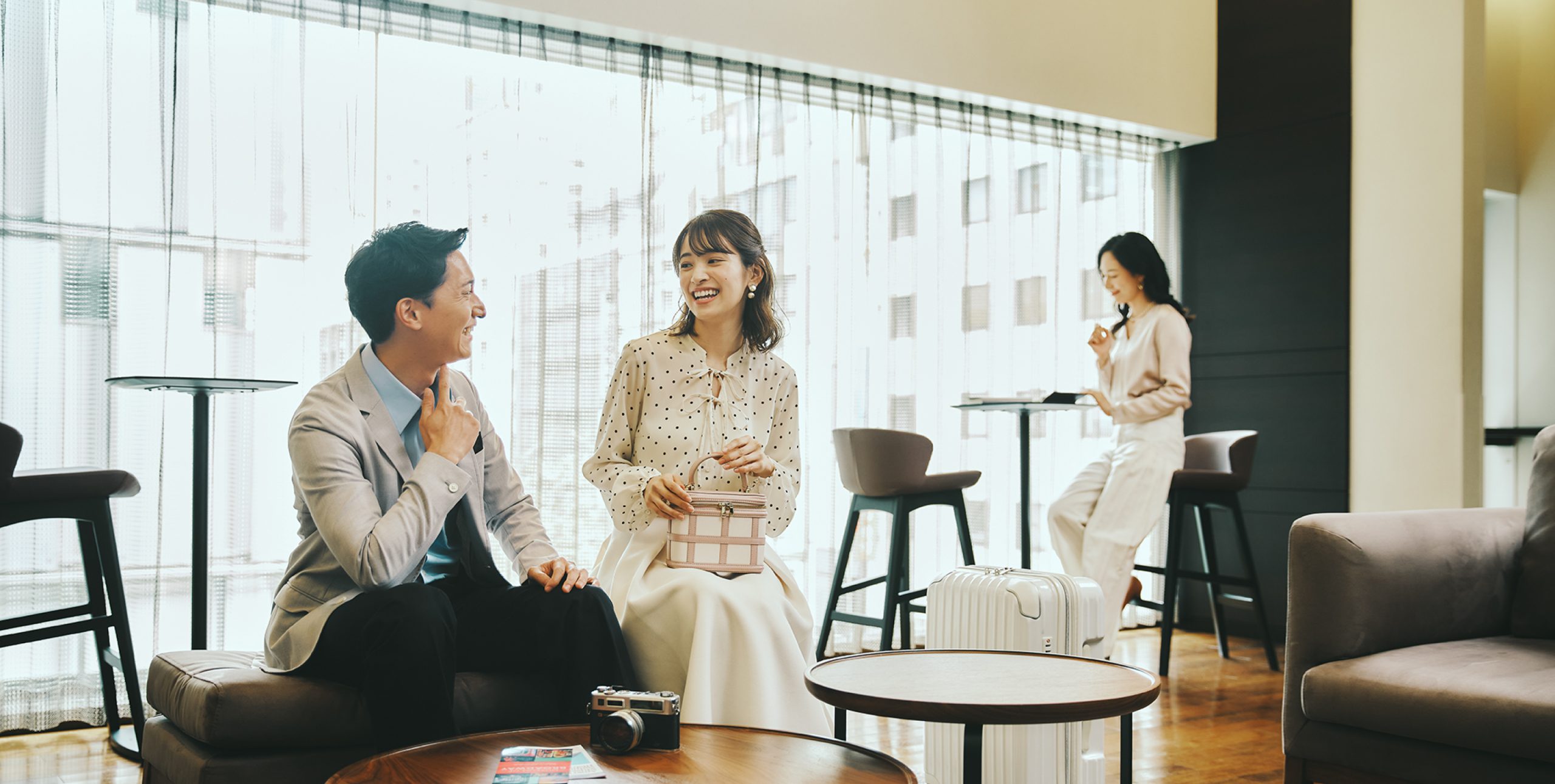 ラウンジでくつろぐ宿泊者の様子