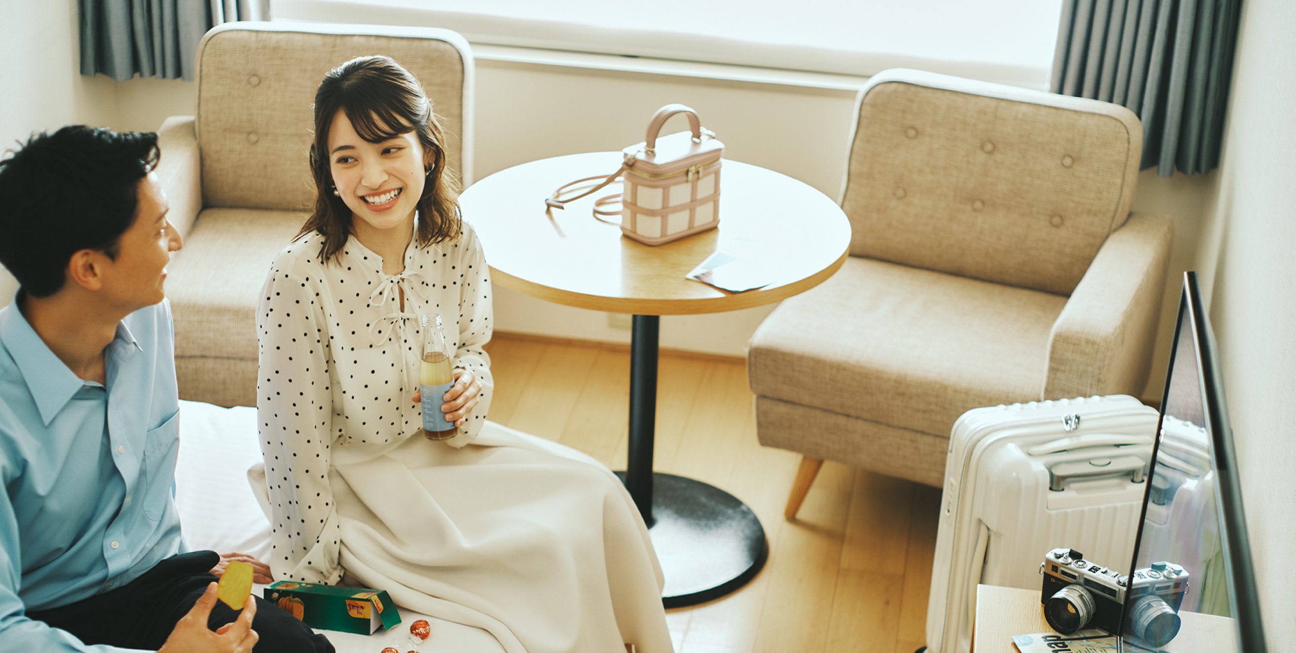 客室でくつろぐカップルの様子