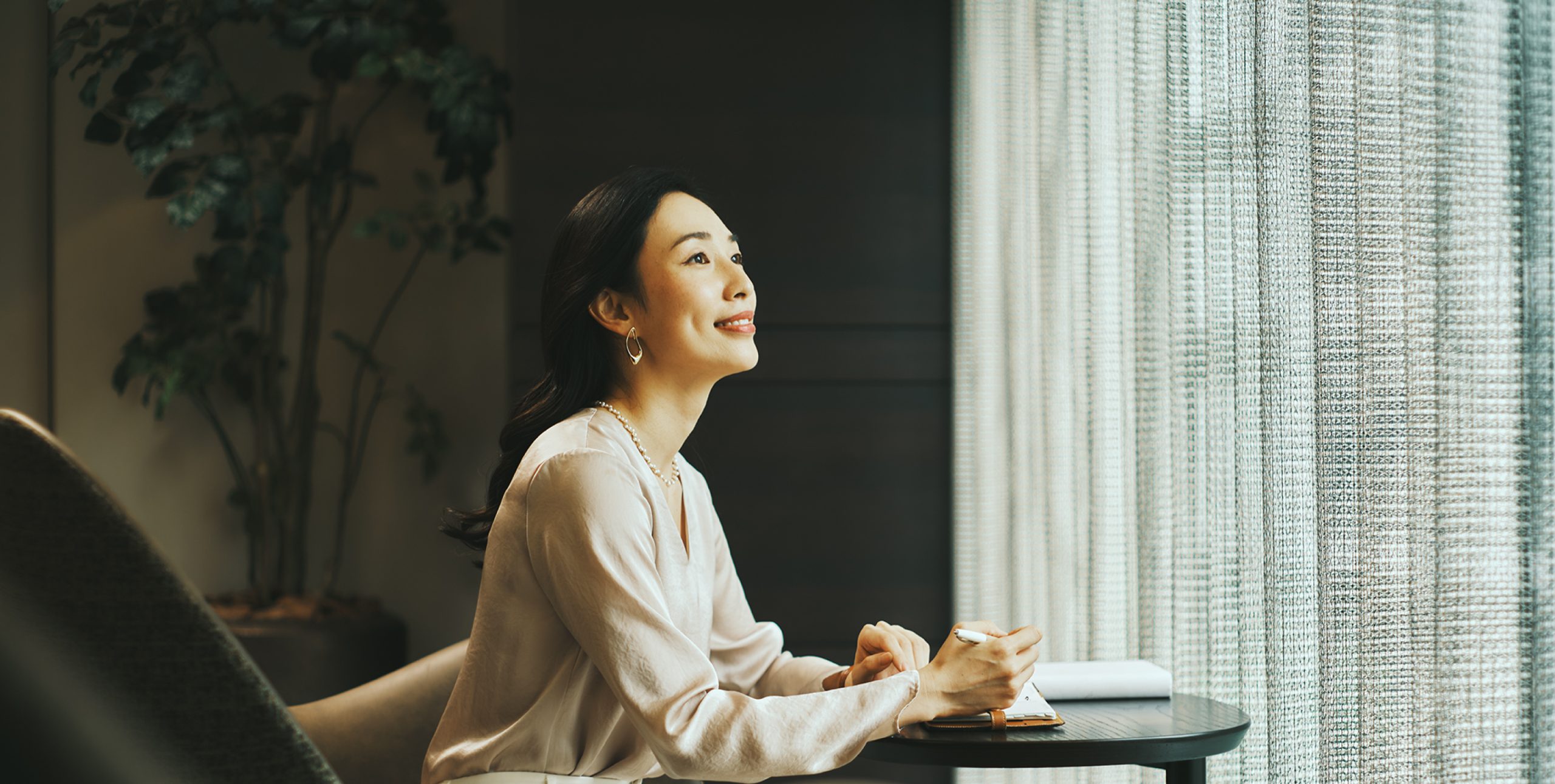 宿泊者専用ラウンジでくつろぐ女性の姿